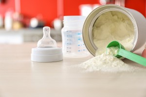 An toàn sữa công thức cho trẻ sơ sinh đang bị xem...
