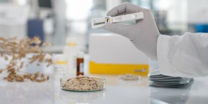 So sánh cột ái lực miễn dịch và test nhanh...